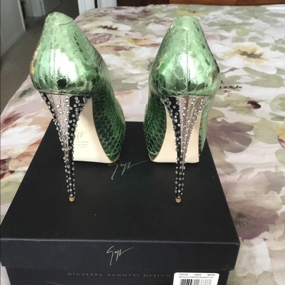 Giuseppe Zanotti “Sharon” Peeptoe Snake Print Pump $PRICE DROP⬇️ - Picture 2 of 7